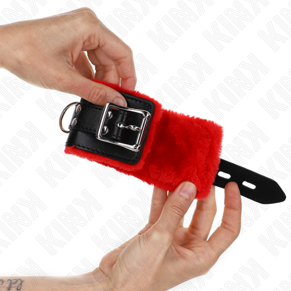 KINK WRIST RESTRAINT – kink - plišiniais apvyniojama rankų apribojimai su kvadratiniais skylais raudona ir juoda diržas reguliuojamas 17-29 cm x 6 cm - Image 2