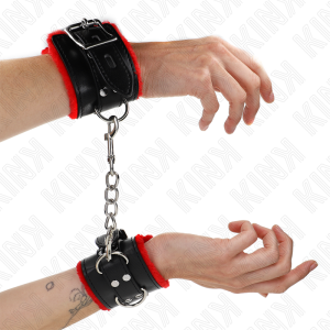 KINK WRIST RESTRAINT – kink - plišiniais apvyniojama rankų apribojimai su kvadratiniais skylais raudona ir juoda diržas reguliuojamas 17-29 cm x 6 cm